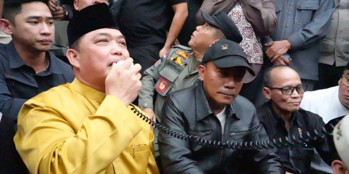 Ria Norsan saat menemui massa demonstrasi di Gedung DPRD Kalimantan Barat