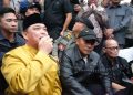 Ria Norsan saat menemui massa demonstrasi di Gedung DPRD Kalimantan Barat