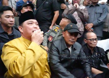 Ria Norsan saat menemui massa demonstrasi di Gedung DPRD Kalimantan Barat