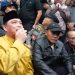 Ria Norsan saat menemui massa demonstrasi di Gedung DPRD Kalimantan Barat