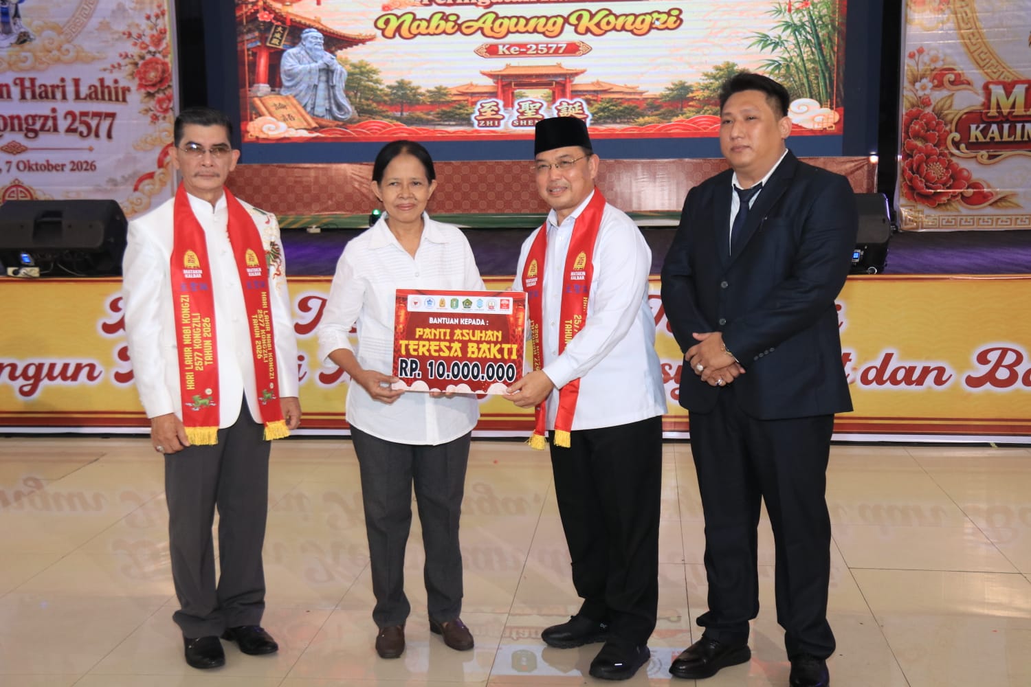 Penyerahan bantuan kepada panti asuhan pada Peringatan Hari Lahir Nabi Kongzi 2577 di Kalimantan Barat