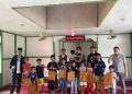 Muhammadiyah Kubu Raya dan Polres Kubu Raya bersama anak-anak penerima bantuan alat tulis di Desa Limbung