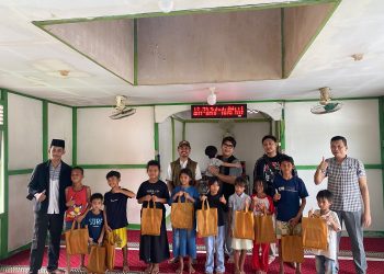 Muhammadiyah Kubu Raya dan Polres Kubu Raya bersama anak-anak penerima bantuan alat tulis di Desa Limbung
