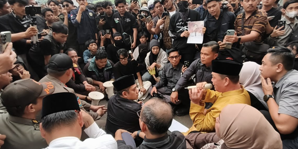 Gubernur Kalimantan Barat Ria Norsan dan Wakil Gubernur Krisantus Kurniawan menemui mahasiswa di depan DPRD Kalbar
