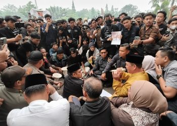 Gubernur Kalimantan Barat Ria Norsan dan Wakil Gubernur Krisantus Kurniawan menemui mahasiswa di depan DPRD Kalbar